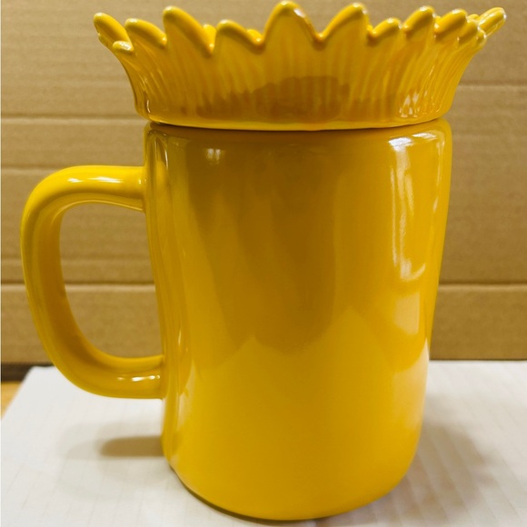 Rae Dunn mug #1 MOM with 3D sunflower lid. NEW. Yellow with black letters. - Picture 3 of 6